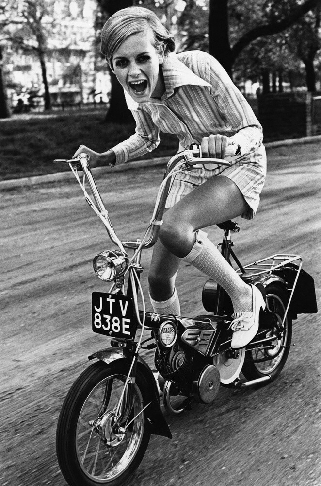 Twiggy, Vogue July 1967 Art Print by Ronald Traeger | King & McGaw