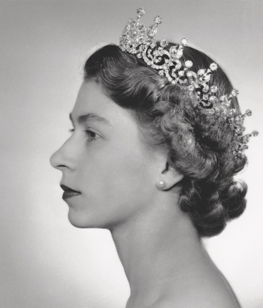 洋書 THE QUEEN: Elizabeth II HM Queen Elizabeth II (1926-2022), Accession Portrait