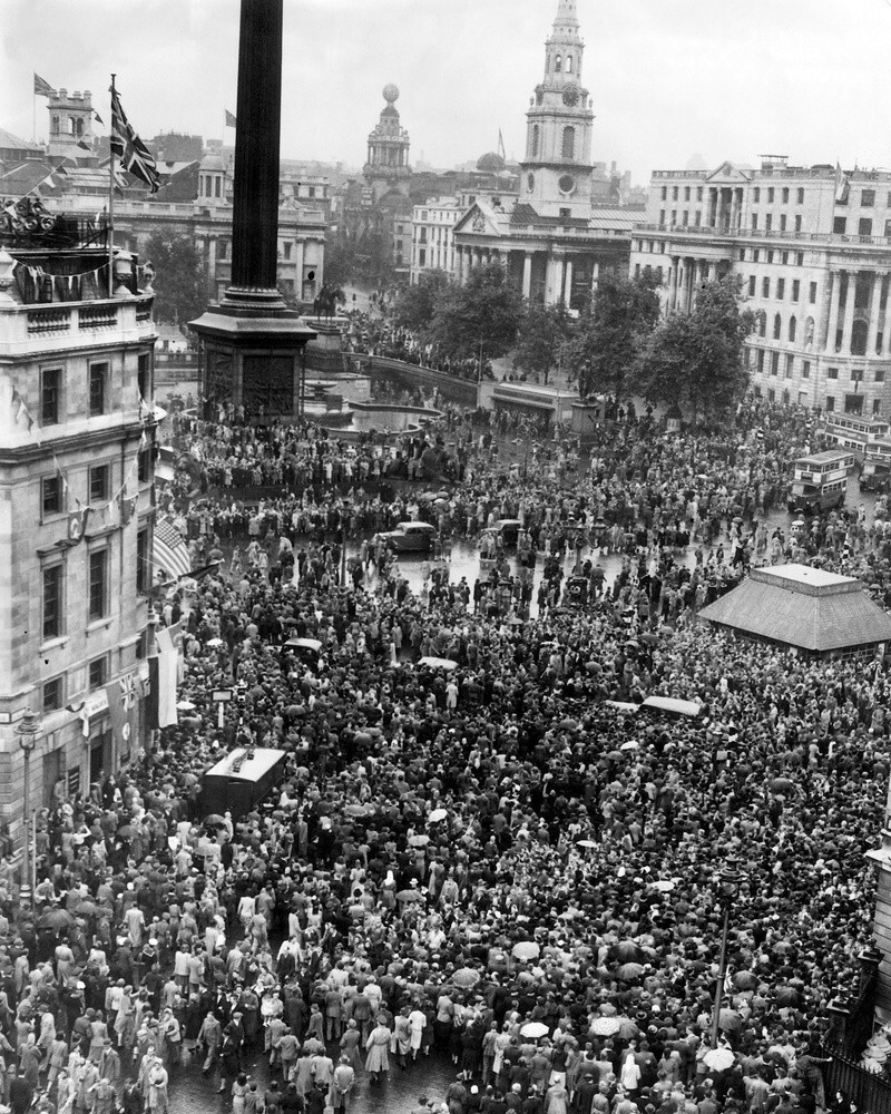 V J Day - Trafalgar Square, 1945 Art Print By Mirrorpix 